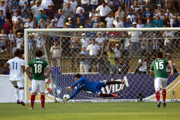 Memo paró el penal, pero no tuvo suerte.