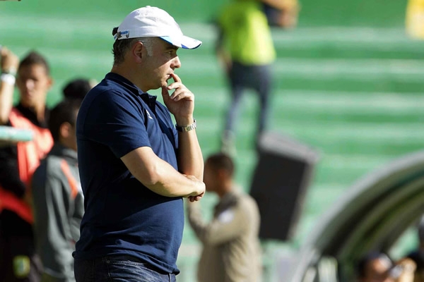 Memo Vázquez observando a sus jugadores.