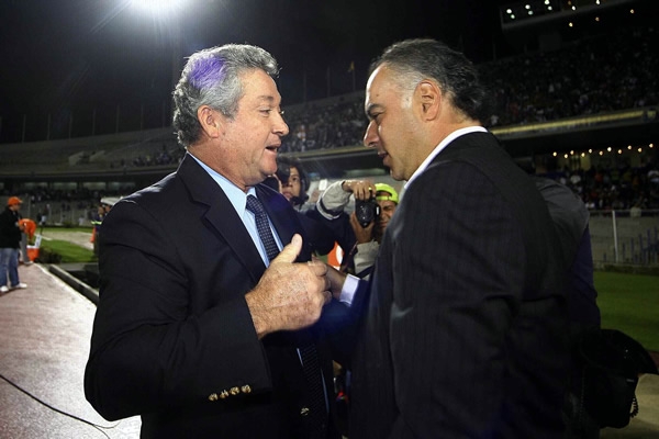 Memo Vázquez y Vucentich se saludaron antes del arranque del partido.