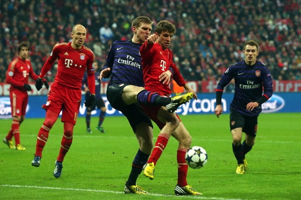 Mertesacker trajo cortos a los delanteros locales.