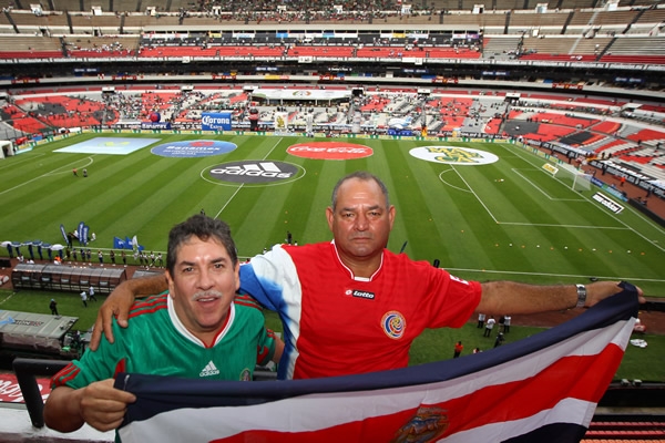 Mexicanos y ticos conviven en las tribunas.