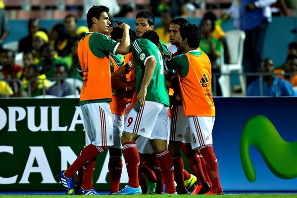 México gana parcialmente con gol de De Nigris.