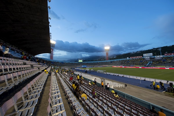 Mientras, se hacen oraciones en el interior del estadio.