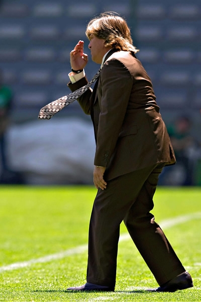 Miguel Herrera dando indicaciones a sus jugadores.