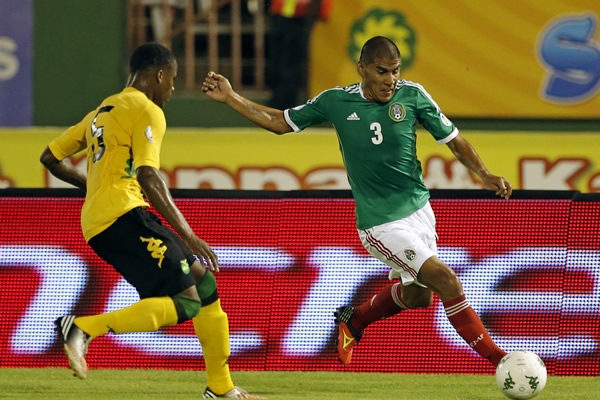 Minuto 48, descolgada por derecha de Salcido.