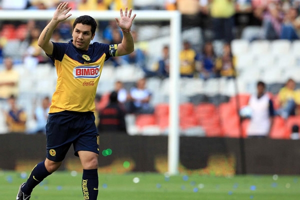 Al minuto nueve, Salvador Cabañas salió de cambio.