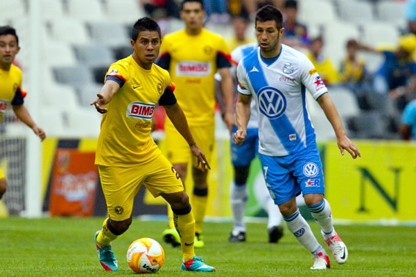 Molina inivta a su delantera para ir al ataque.