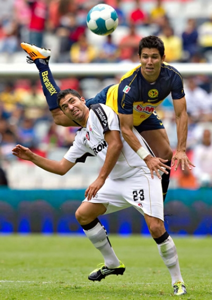 Molina y Bocanegra en duelo por la mediacancha.