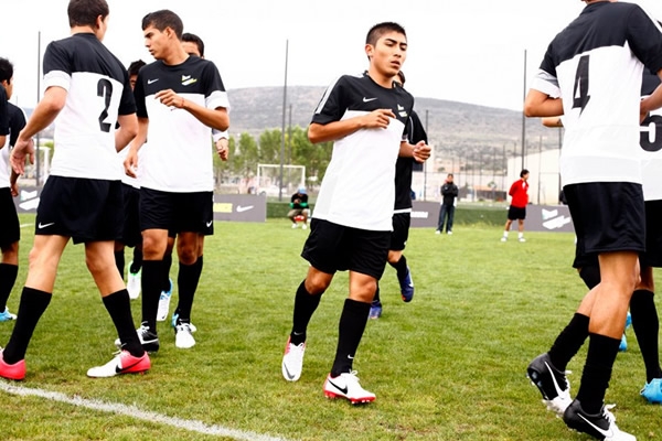Momentos antes de que el balón comience a rodar.