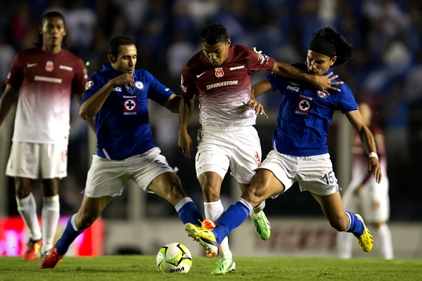 Montero tuvo que ser replegado a la derecha para tener más juego.