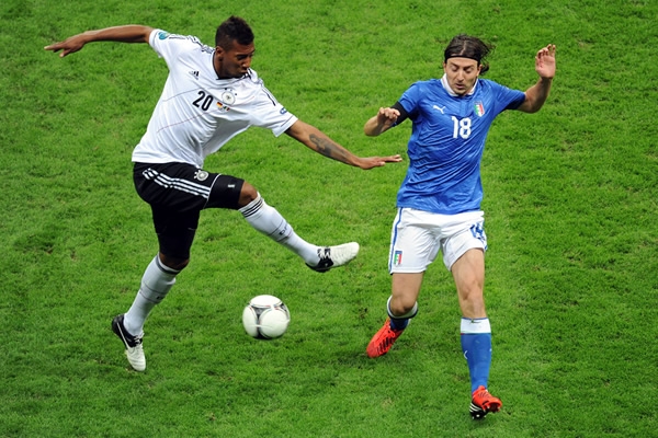Montolivo atenta desvía el disparo efectuado por Boatemg.