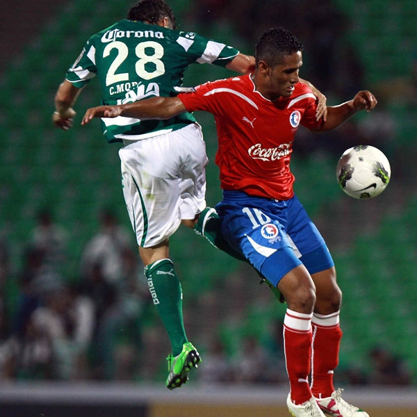Morales peleando una pelota aérea ante Alexander López.