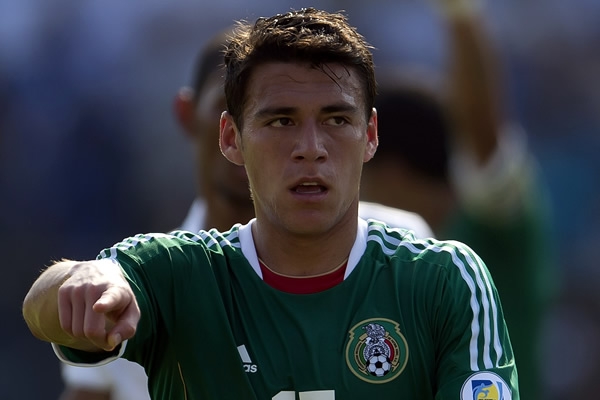 Moreno da instrucciones en el área.