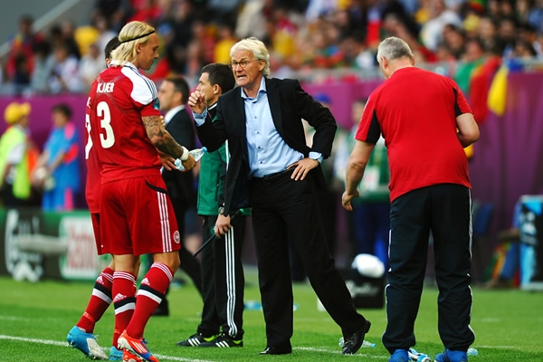 Morten Olsen, DT danés, intentaba corregir el accionar de su equipo.