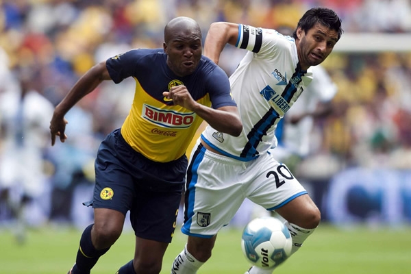 Mosquera mantuvo a raya a los delantero de los Gallos Blancos.