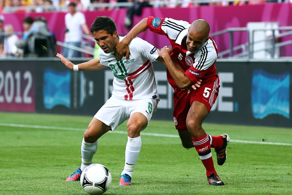 Moutinho disputa fuertemenet el balón con Poulsen.