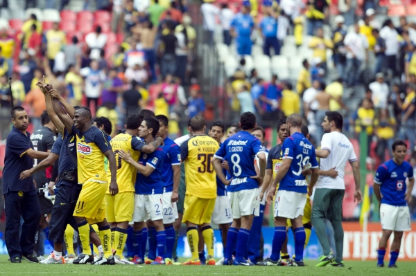 Mucho movimiento dentro del cancha al finalizar el juego.