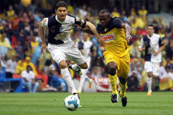 Mustafá no se le despegó a Benítez en todo el juego.