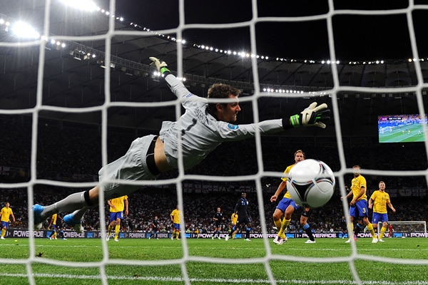 Nada que hacer para evitar que el balón visite las redes suecas.