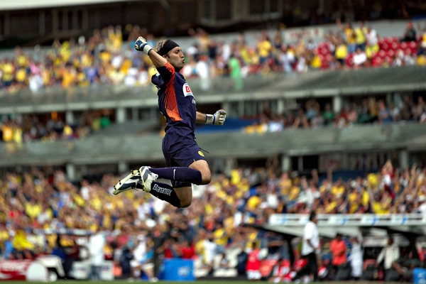 Navarrete también celebró el gol de Reyna.