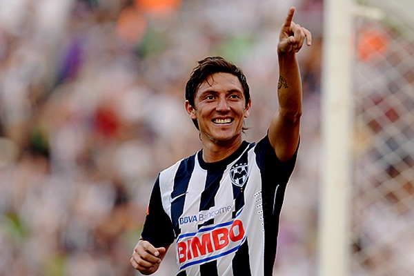 Neri Cardozo adelantó a Rayados en la primera parte.
