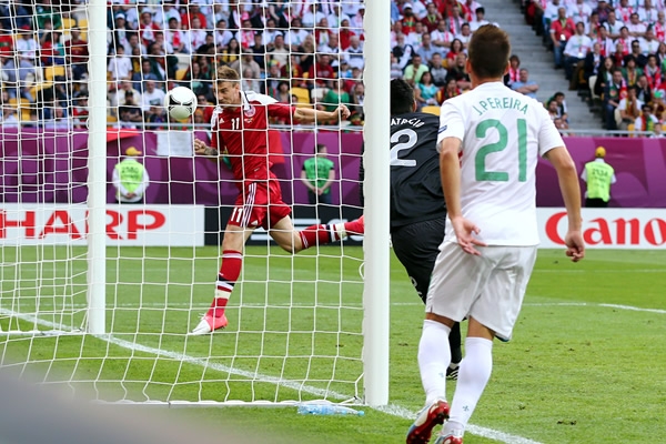 Nicklas Bendtner reaccionó y acercó a Dinamarca con su anotación.