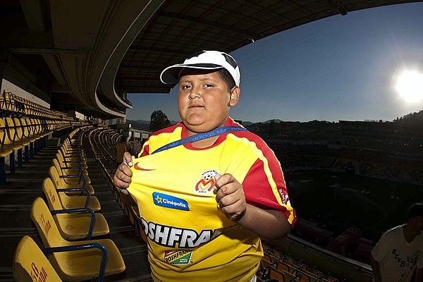 Niño demostrando su pasión por Monarcas.