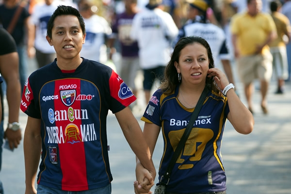 No hay nada más romático que ir a la playa a ver Potros-Pumas.