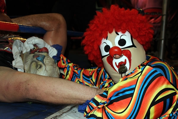 No hubo risas, sólo dolor en lucha de payasos.