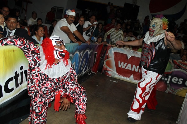 No hubo risas, sólo dolor en lucha de payasos.