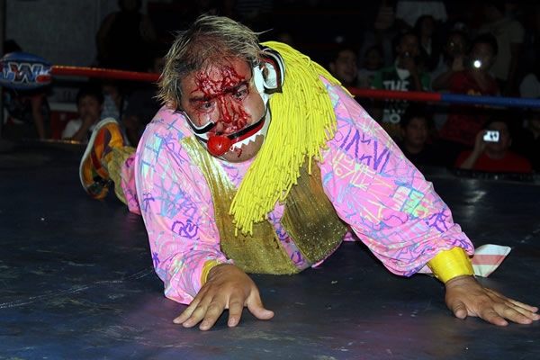 No hubo risas, sólo dolor en lucha de payasos.