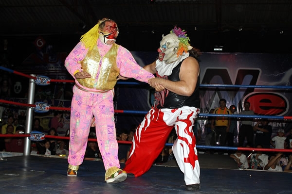 No hubo risas, sólo dolor en lucha de payasos.