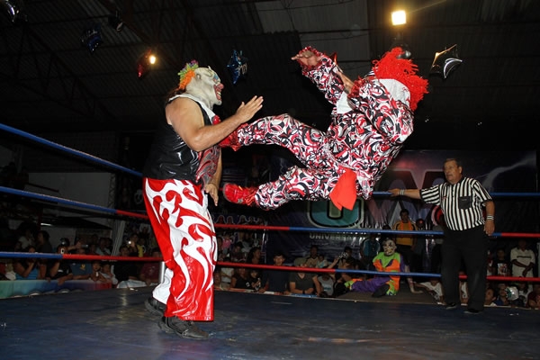 No hubo risas, sólo dolor en lucha de payasos.