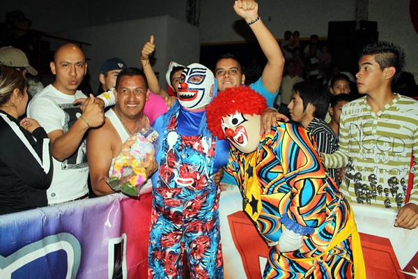 No hubo risas, sólo dolor en lucha de payasos.