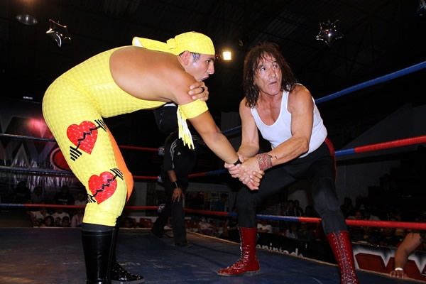 No hubo risas, sólo dolor en lucha de payasos.