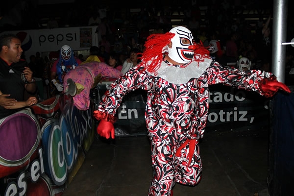 No hubo risas, sólo dolor en lucha de payasos.