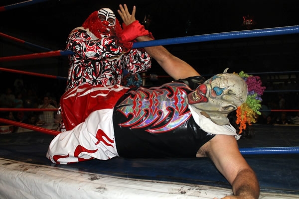 No hubo risas, sólo dolor en lucha de payasos.