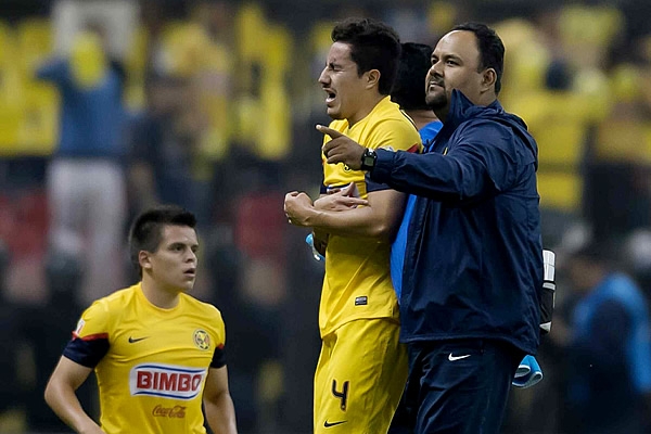El número 4 del América sufrió una luxación en el codo derecho.