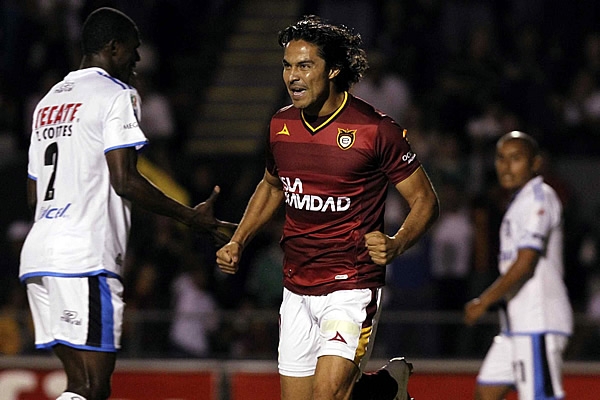 El número 11 de Estudiantes, Braulio Luna, abrió el marcador.