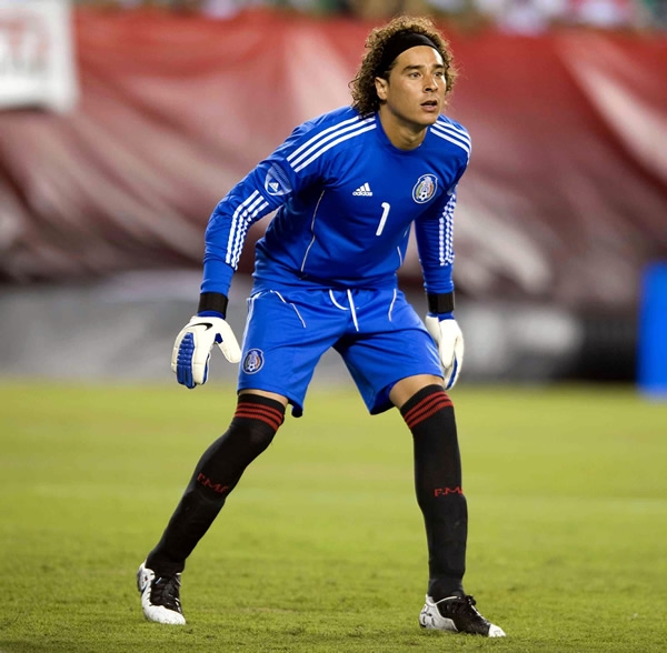 Ochoa respondió en la portería azteca.