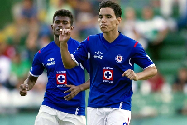 Omar Bravo celebrando su gol de La Máquina.