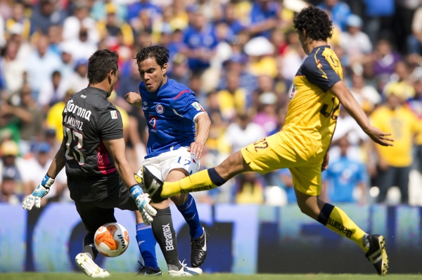 Omar Bravo estuvo a punto de marcar para la Máquina.
