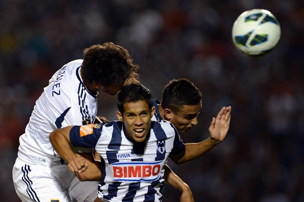 Omar González es el más insistente en la meta de Ibarra.