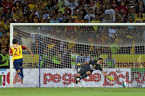 Desde los once pasos, Jaime Lozano disparó al centro.