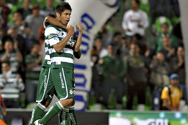 Oribe Peralta celebra su anotación.