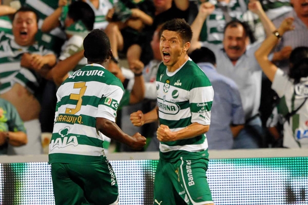 Oribe Peralta consiguió dos goles en cuatro minutos