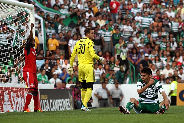 Oribe Peralta, derribado en el área.