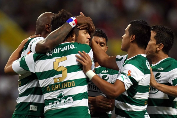 Oribe Peralta recibiendo las felicitaciones de sus compañeros.