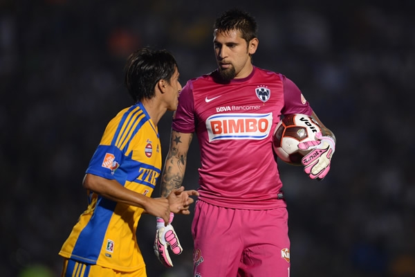 Orozco se encaraba con Lobos.