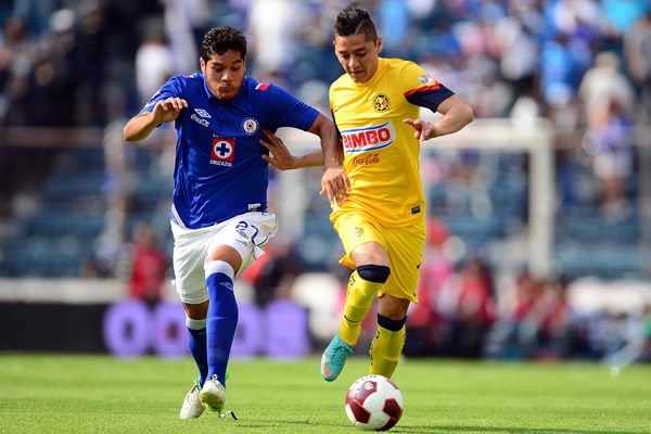 Orozco y Cárdenas luchan por la esférica.